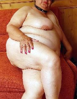 Reife, dicke, devote Oma bietet dir eine Menge Spaß