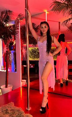 Wien Ich bin da, um dich richtig zu verwöhnen und dich bis zum Höhepunkt zu bringen. Kein bisschen Zurückhaltung, nur pure Lust und Leidenschaft. Lass dich fallen, während wir Zärtlichkeiten