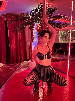 Wien Schön, feminin und einfach unersättlich. <br />
Lass dich fallen um in einer neuen Welt anzukommen. <br />
Ich bin immer heiß und bereit für versaute Spielchen zu Zweit. Habe ich deine sexuelle